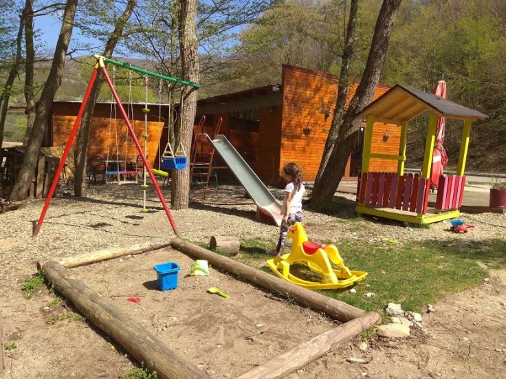 loc de joaca langa bigar